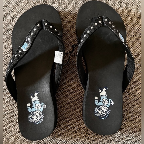 University of North Carolina Tar Heels flip-flops size 5/6 NEW TARHEELS - Picture 1 of 7